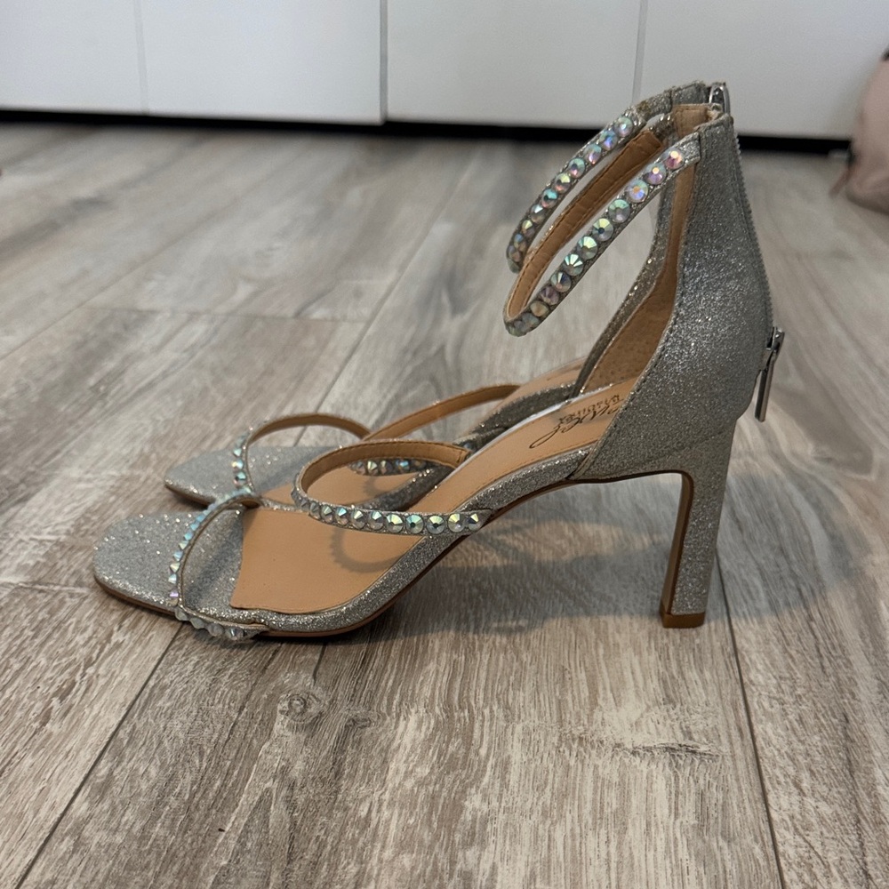 NWOT Jewel badgley Mischka Glittering Silver Heels